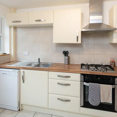 Holiday home Free Parking Sleeps 7 Garden With Patio Gloucester Road
