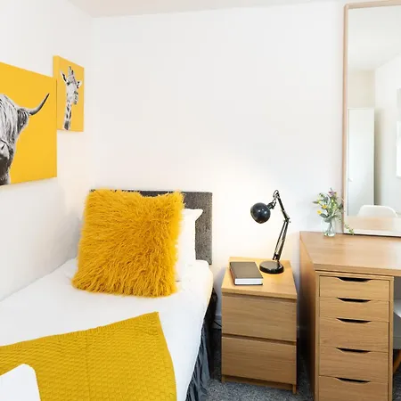 Free Parking Sleeps 7 Garden With Patio Gloucester Road Holiday home