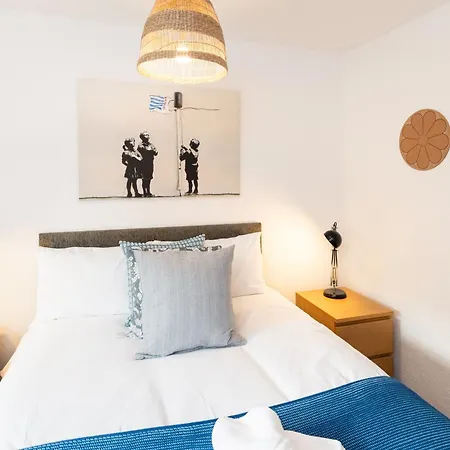 Free Parking Sleeps 7 Garden With Patio Gloucester Road Holiday home Bristol