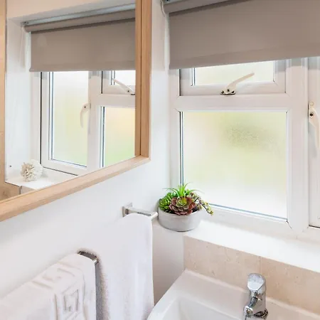 Holiday home Free Parking Sleeps 7 Garden With Patio Gloucester Road *