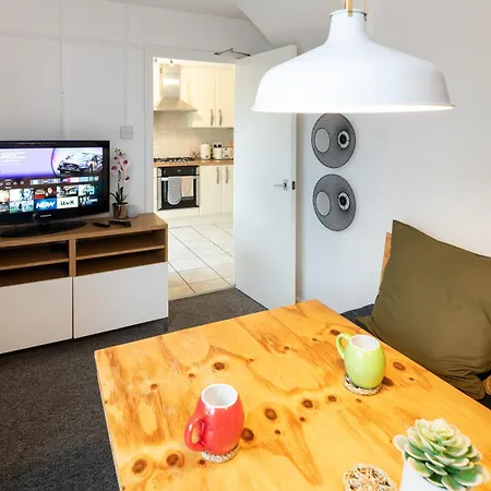 Free Parking Sleeps 7 Garden With Patio Gloucester Road *