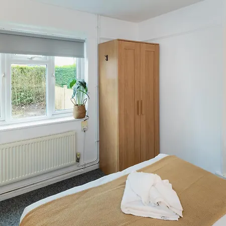 Дом отдыха Free Parking Sleeps 7 Garden With Patio Gloucester Road
