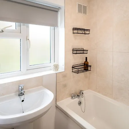 Free Parking Sleeps 7 Garden With Patio Gloucester Road *