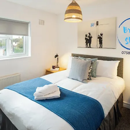 Holiday home Free Parking Sleeps 7 Garden With Patio Gloucester Road