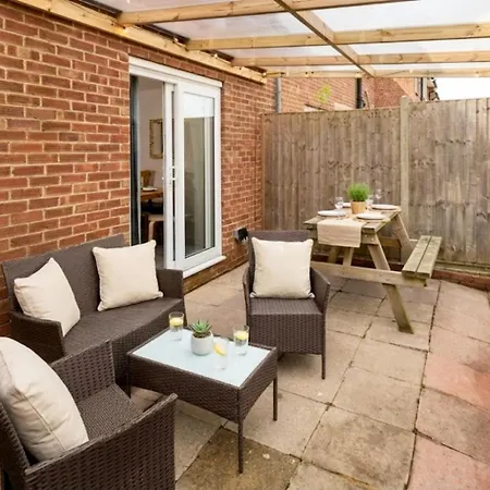 Holiday home Free Parking Sleeps 7 Garden With Patio Gloucester Road *