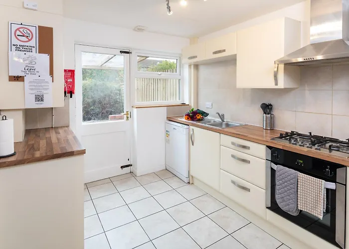 Free Parking Sleeps 7 Garden With Patio Gloucester Road