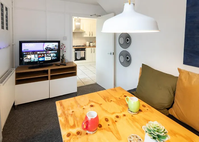 Free Parking Sleeps 7 Garden With Patio Gloucester Road *