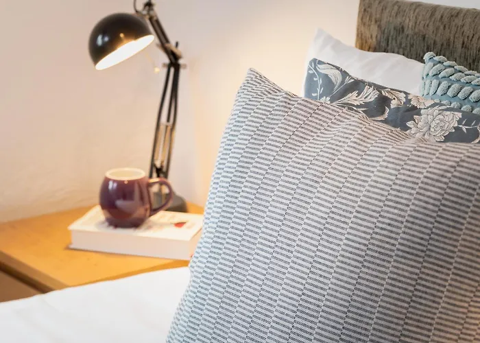 Free Parking Sleeps 7 Garden With Patio Gloucester Road