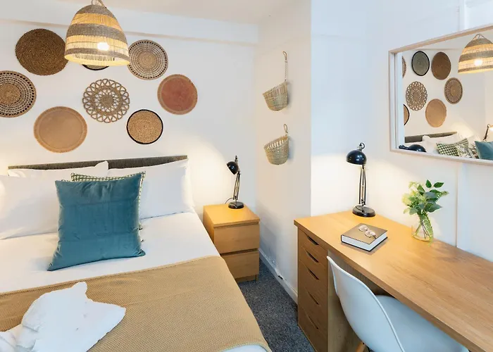 Free Parking Sleeps 7 Garden With Patio Gloucester Road *