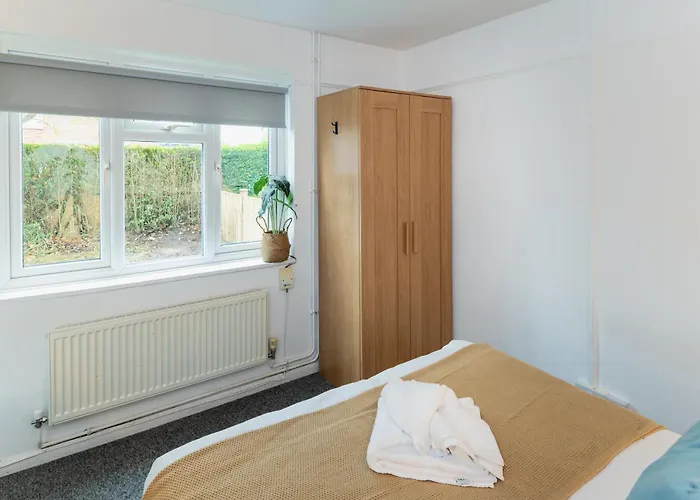 Holiday home Free Parking Sleeps 7 Garden With Patio Gloucester Road