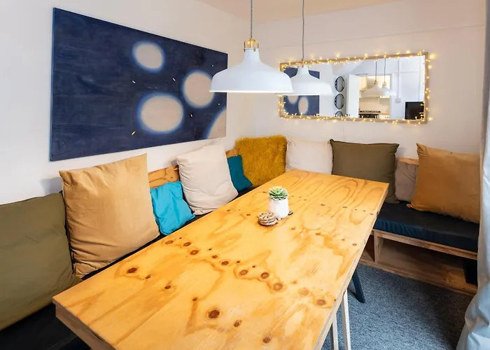 Free Parking Sleeps 7 Garden With Patio Gloucester Road Holiday home *