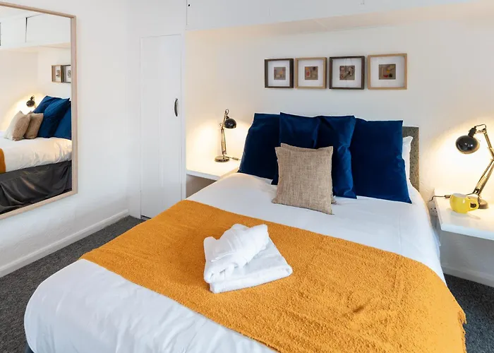 Holiday home Free Parking Sleeps 7 Garden With Patio Gloucester Road