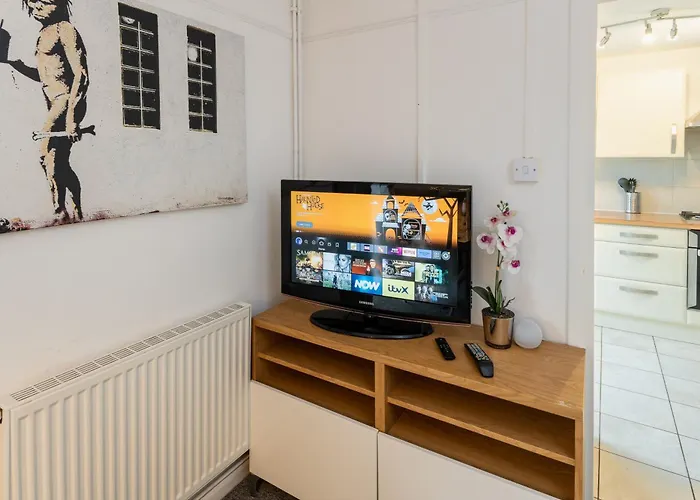 Holiday home Free Parking Sleeps 7 Garden With Patio Gloucester Road *