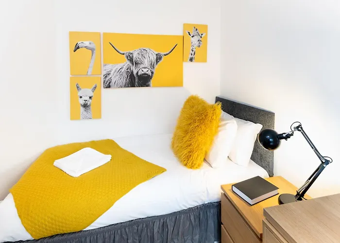 Free Parking Sleeps 7 Garden With Patio Gloucester Road Holiday home *