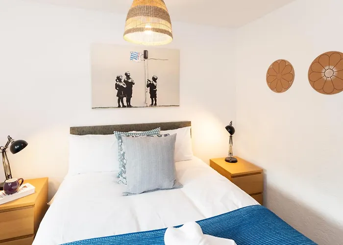 Free Parking Sleeps 7 Garden With Patio Gloucester Road Holiday home Bristol