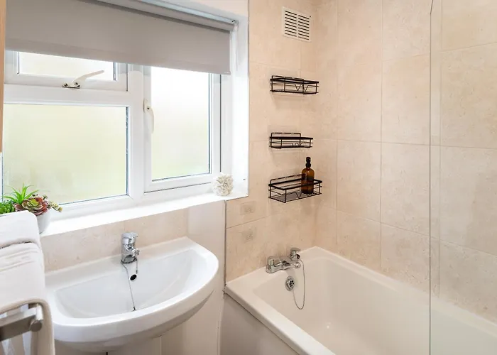 Free Parking Sleeps 7 Garden With Patio Gloucester Road *