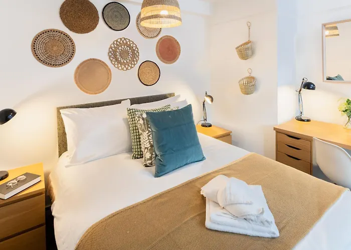 Free Parking Sleeps 7 Garden With Patio Gloucester Road Holiday home