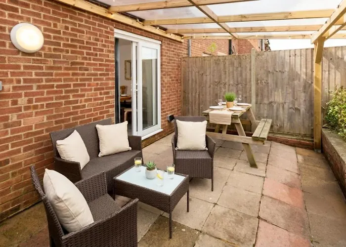 Holiday home Free Parking Sleeps 7 Garden With Patio Gloucester Road *