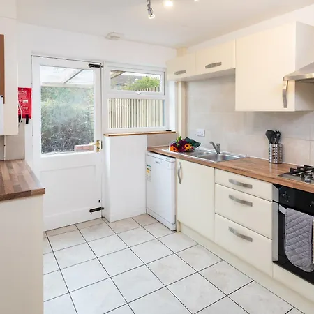 Free Parking Sleeps 7 Garden With Patio Gloucester Road