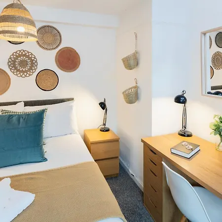 Free Parking Sleeps 7 Garden With Patio Gloucester Road *