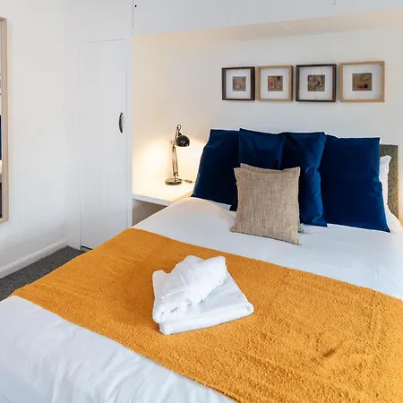 Prázdninový dům Free Parking Sleeps 7 Garden With Patio Gloucester Road